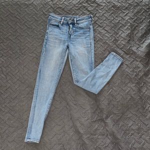 Women’s size 6 light wash American Eagle skinny jeans